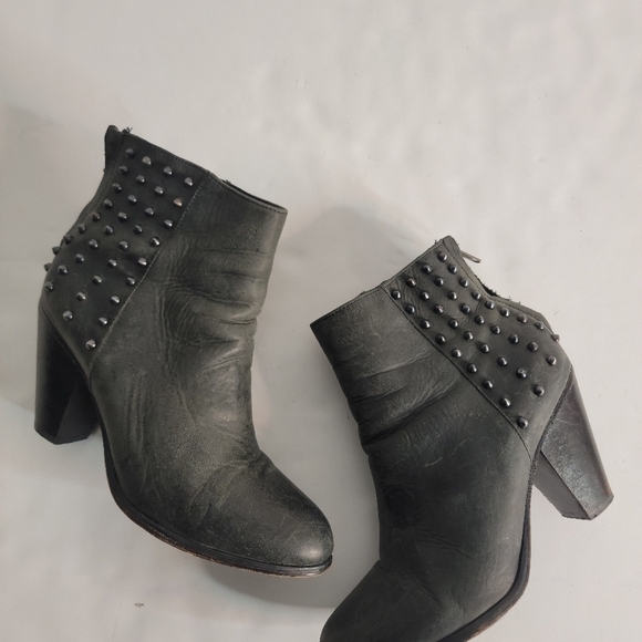 Steve Madden 9.5 Boots Acedd Leather Spiked Studs Ankle Booties PLL - Picture 7 of 9
